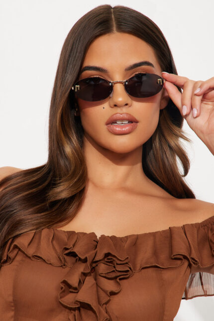Sleek And Round Vacation Sunglasses - Gold/Black