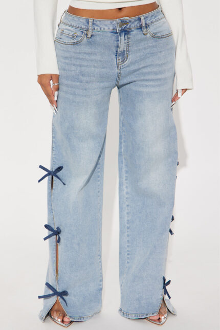 Catch My Drift Stretch Bow Split Hem Jeans - Light Wash